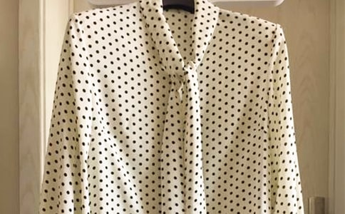 淺藍(lán)色牛仔短褲配什么上衣