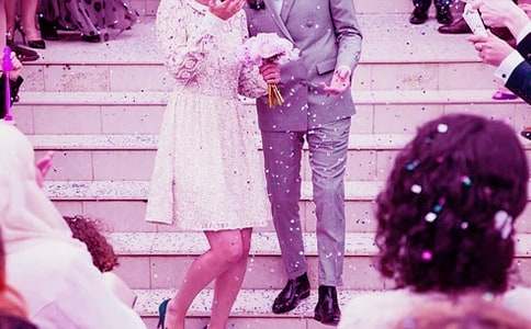 新婚慶典主持人結(jié)束語范文